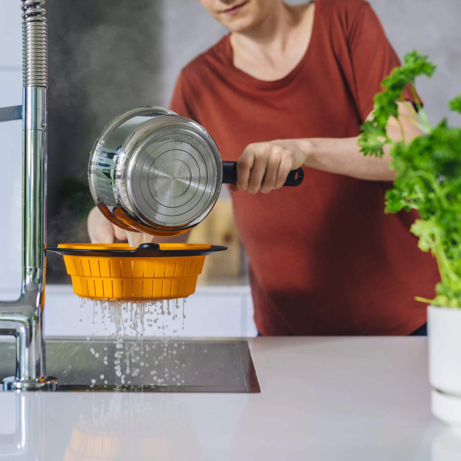 Fiskars Functional Form Nudelsieb 4 Fiskars Functional Form Nudelsieb – Bild 2