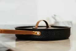 Arvet Gehämmerte Schwarze Sauteuse Mit Deckel -Küchenwelt Verkauf 513366 01 7 EnvironmentImage 2348068909