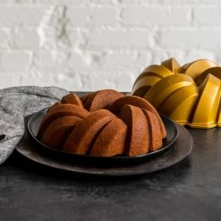 Nordic Ware 75th Anniversary Braided Bundt Backform -Küchenwelt Verkauf 515978 01 5 EnvironmentImage 9f5dfc8966